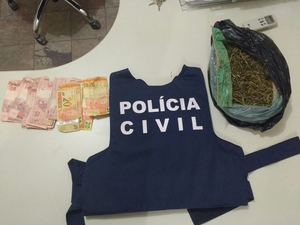 Parte do dinheiro roubado de empresa de ônibus foi apreendido com suspeitos do assalto (Foto: Polícia Civil/ Divulgação)