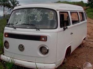 Kombi depredada no sul da Bahia (Foto: Imagem/TV Bahia)