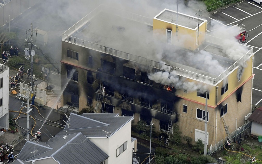 Fogo tomou conta de parte do prÃ©dio da Kyoto Animation â?? Foto: Kyodo / via Reuters