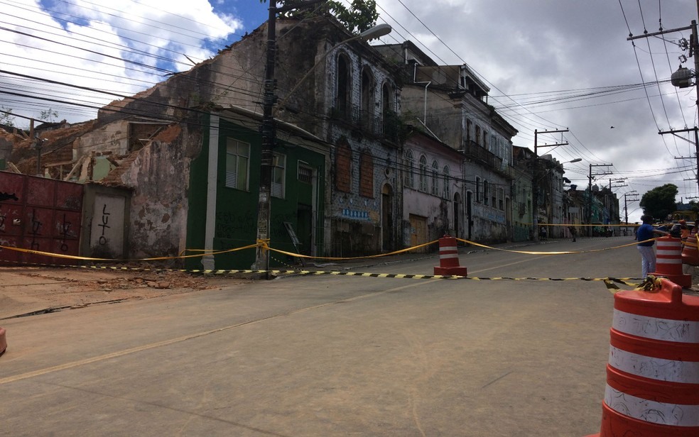 Casarão desabou sobre casa vizinha, na noite de segunda-feira (25) e deixou 3 mortes (Foto: Juliana Almirante/ G1)