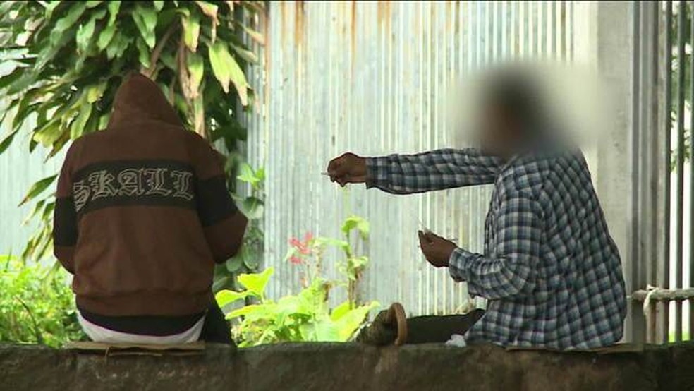 Imagem mostra venda e consumo de drogas na Lapa, regiÃ£o central do Rio  â?? Foto: ReproduÃ§Ã£o/GloboNews