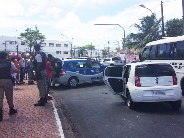 Tiroteio no Largo de Roma, em Salvador (Foto: Henrique Mendes/G1)