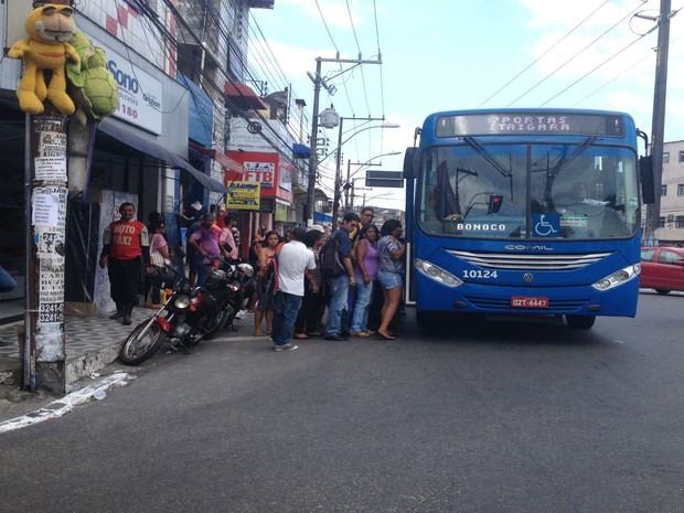 Resultado de imagem para fotos de pontos de onibus lotadoss em salvador