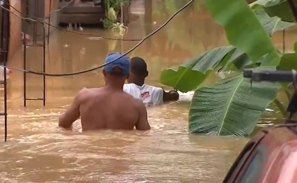 Diversos bairros de Lauro de Freitas ficaram embaixo d'Ã¡gua â?? Foto: ReproduÃ§Ã£o/TV Bahia