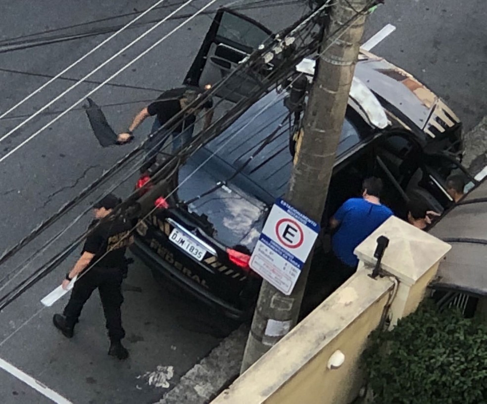 Agentes da Polícia Federal em fPrédio de Eder Parreira Vilela, alvo da Lava Jato, em São Caetano do SUl, na região do ABC paulista (Foto: Divulgação)