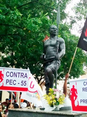 Lavagem da estátua de Zumbi, na Praça da Sé, foi realizada na manhã deste domingo (Foto: Ângela Guimarães/Arquivo pessoal)