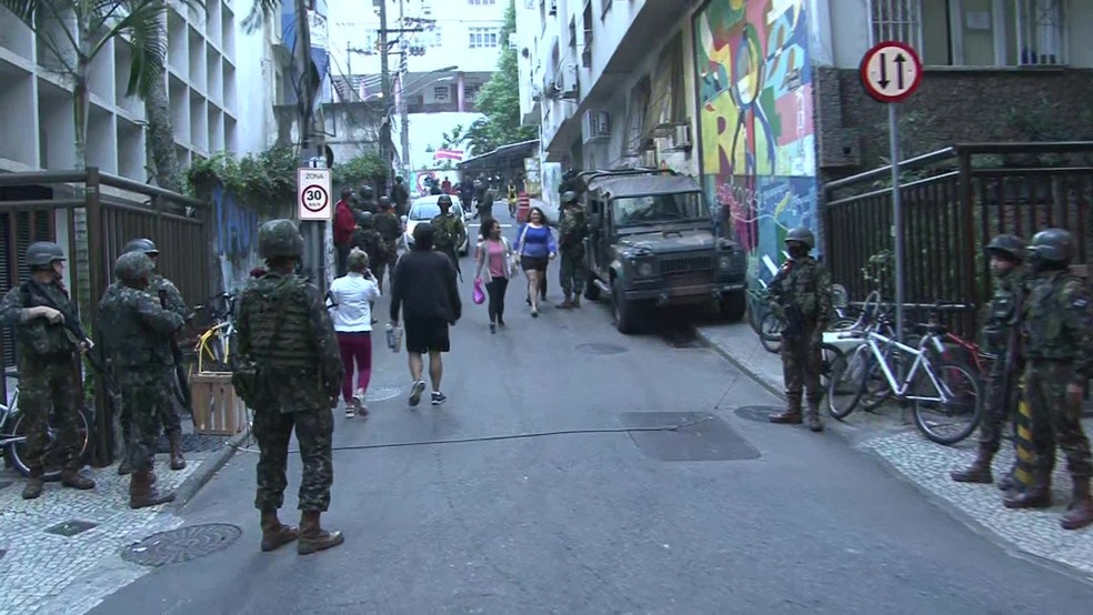 Militares na entrada de comunidade do ChapÃ©u Mangueira na manhÃ£ desta quinta-feira (21) (Foto: Andressa GonÃ§alves/ G1)