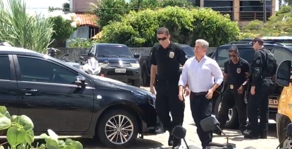 Prefeito de Cabedelo (PB), Leto Viana, foi encaminhado Ã  sede da PolÃ­cia Federal, na ParaÃ­ba (Foto: Walter Paparazzo/G1)