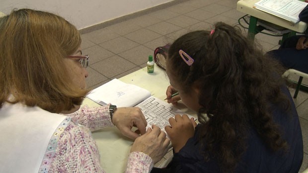 Letticia estuda, desde a creche, em escolas comuns (Foto: Giaccomo Voccio )