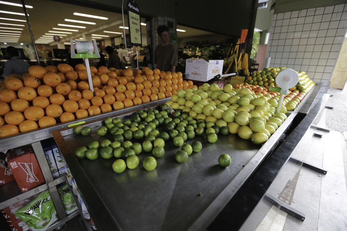 Apesar de afirmarem haver estoque, supermercados do DF jÃ¡ comeÃ§am a ficar sem algumas frutas nas gÃ´ndolas (Fabio Rodrigues Pozzebom/AgÃªncia Brasil)