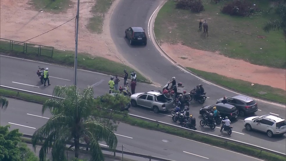 Linha Amarela foi bloqueada na manhã desta quarta-feira (7) por causa de operação policial. (Foto: Reprodução/ TV Globo)