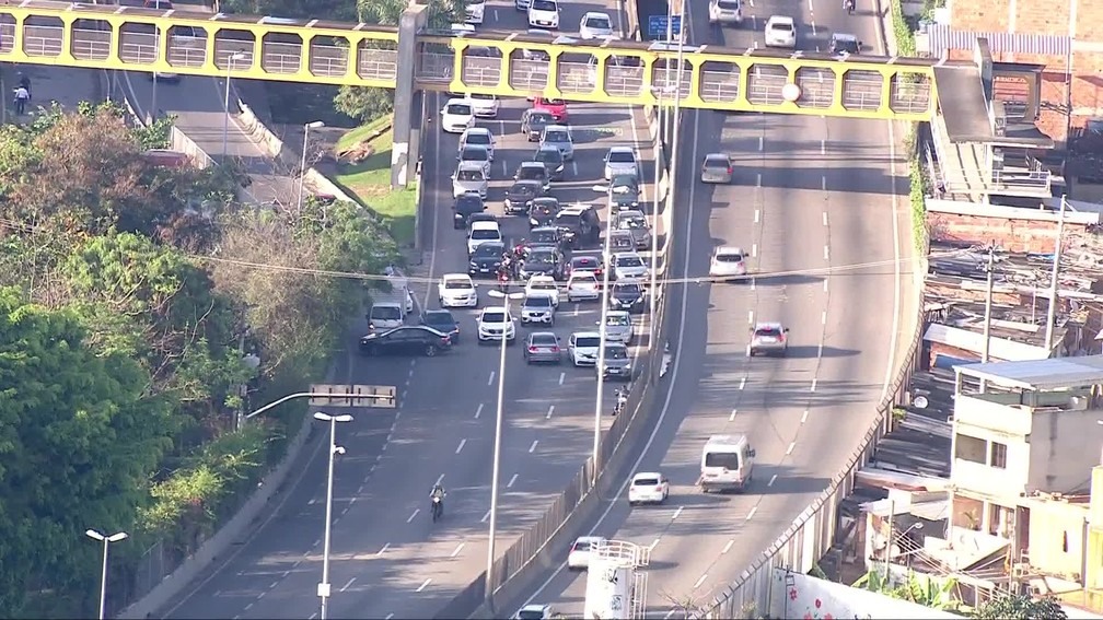 Motoristas tentam voltar pela contramÃ£o na Linha Amarela, no Rio de Janeiro â?? Foto: ReproduÃ§Ã£o/ TV Globo