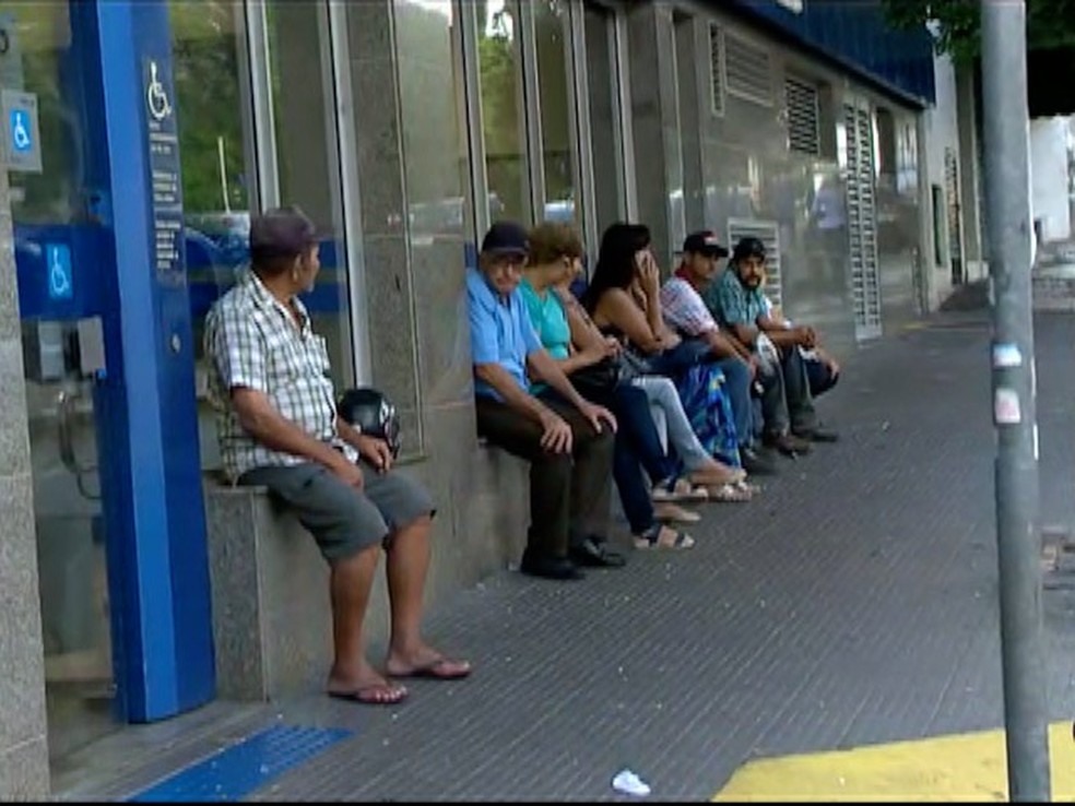 Agências da Caixa atendem em horário especial para saque do FGTS (Foto: Reprodução/TV Fronteira)