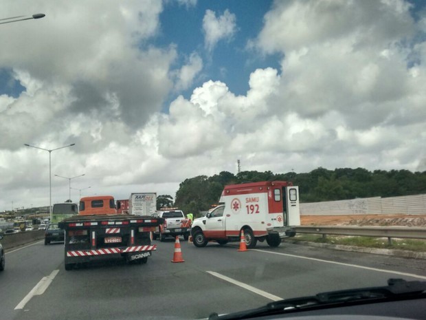 Viaturas de socorro do Samu e Via Bahia estiveram no local (Foto: Lílian Marques / G1 )