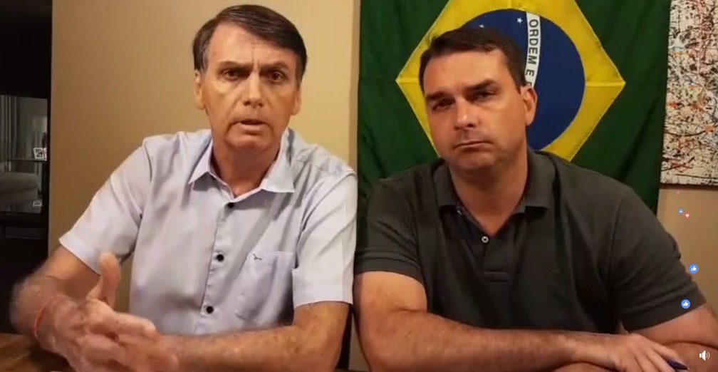 Jair Bolsonaro ao lado do filho mais velho, o senador eleito FlÃ¡vio Bolsonaro (PSL) â?? Foto: ReproduÃ§Ã£o, Facebook