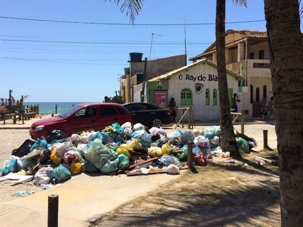 Praia de Arembepe sofre com acumulo de lixo (Foto: Ana Valéria/TV Bahia)