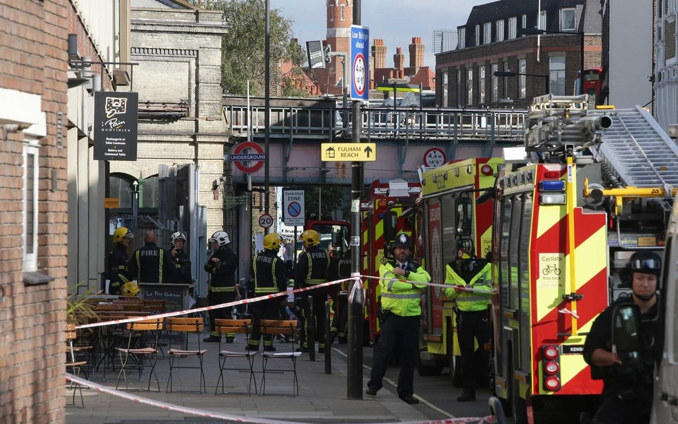 Serviços de emergência trabalham perto da estação de metrô Parsons Green (Foto: Daniel Leal Olivas / AFP Photo)