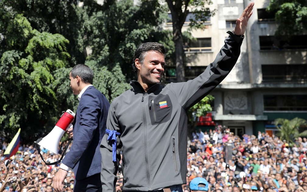 Leopoldo LÃ³pez, opositor venezuelano, durante marcha com Juan GuaidÃ³ â?? Foto: Manaure Quintero/Reuters