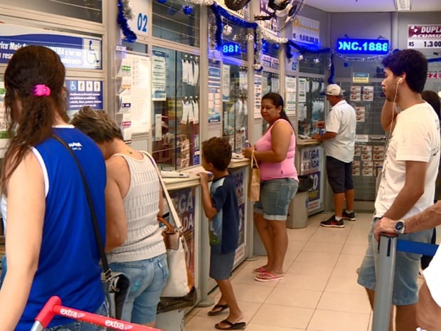 Apostadores na loteria de Campinas onde aposta milionária da Mega foi feita (Foto: Reprodução EPTV)