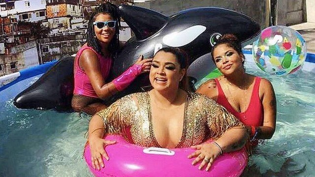 Ludmilla e Preta Gil se jogam na piscina em laje do Rio