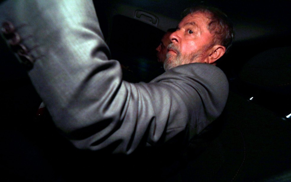 Lula chega a seu prÃ©dio, em SÃ£o Bernardo do Campo, SP, na noite de quarta-feira, 4 de abril, durante julgamento de habeas corpus no STF (Foto: Paulo Whitaker/Reuters)