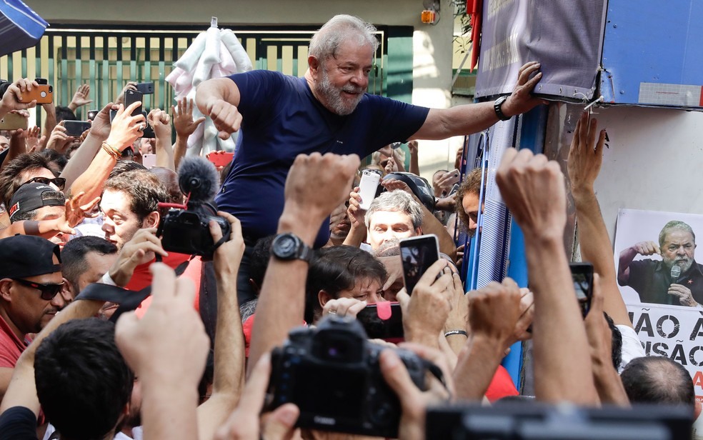 O ex-presidente Lula em 7 de abril, em SÃ£o Bernardo (SP), poucas horas antes de se entregar Ã  PF (Foto: Andre Penner/AP Photo)