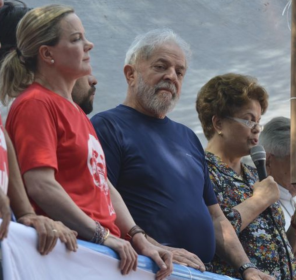 O ex-presidente Luiz InÃ¡cio Lula da Silva, ao lado da presidente do PT, senadora Gleisi Hoffmann (esq.) e da ex-presidente Dilma Rousseff, durante ato em SÃ£o Bernardo no Ãºltimo dia 7 de abril (Foto: Rovena Rosa / AgÃªncia Brasil)