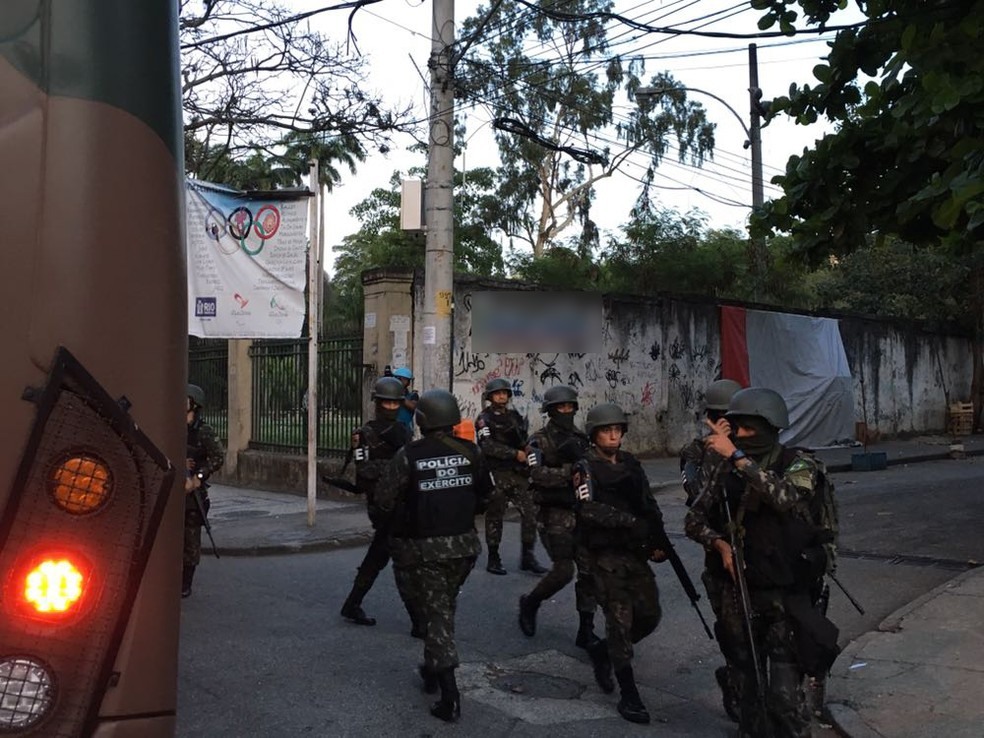 Militares estão no Morro dos Macacos, na Zona Norte do Rio de Janeiro, em operação para desarticular o tráfico de drogas. (Foto: Pedro Figueiredo/ TV Globo)