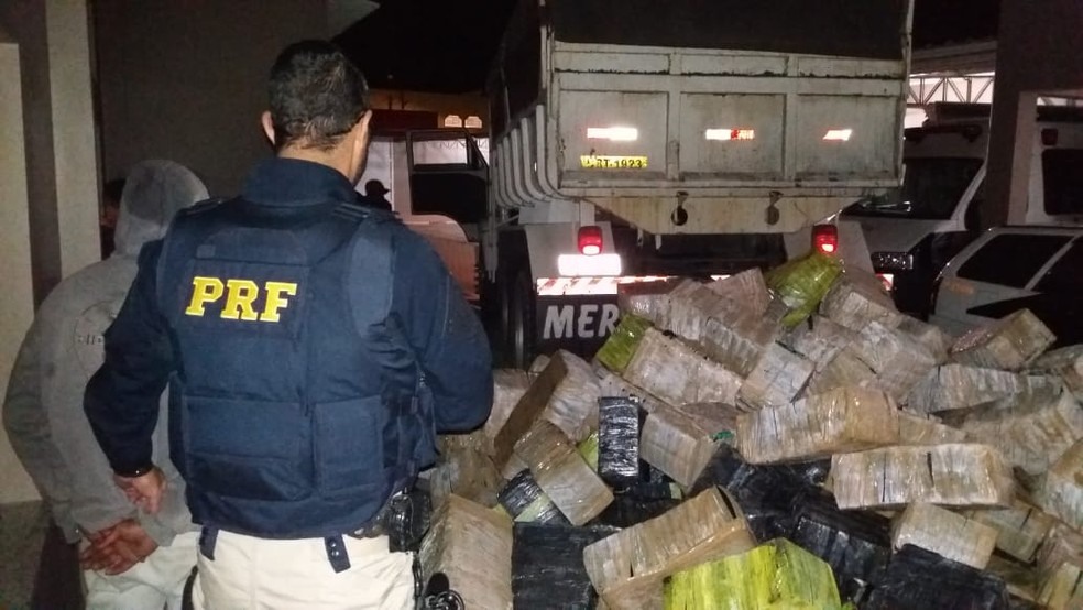 Quase 4 toneladas de maconha foram apreendidas em Cajati, SP (Foto: DivulgaÃ§Ã£o/PRF)