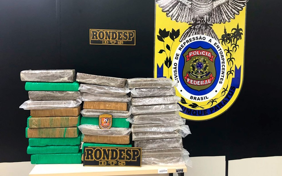 TrÃªs pessoas sÃ£o presas com 50 kg de maconha dentro de carro (Foto: DivulgaÃ§Ã£o/PolÃ­cia Militar)