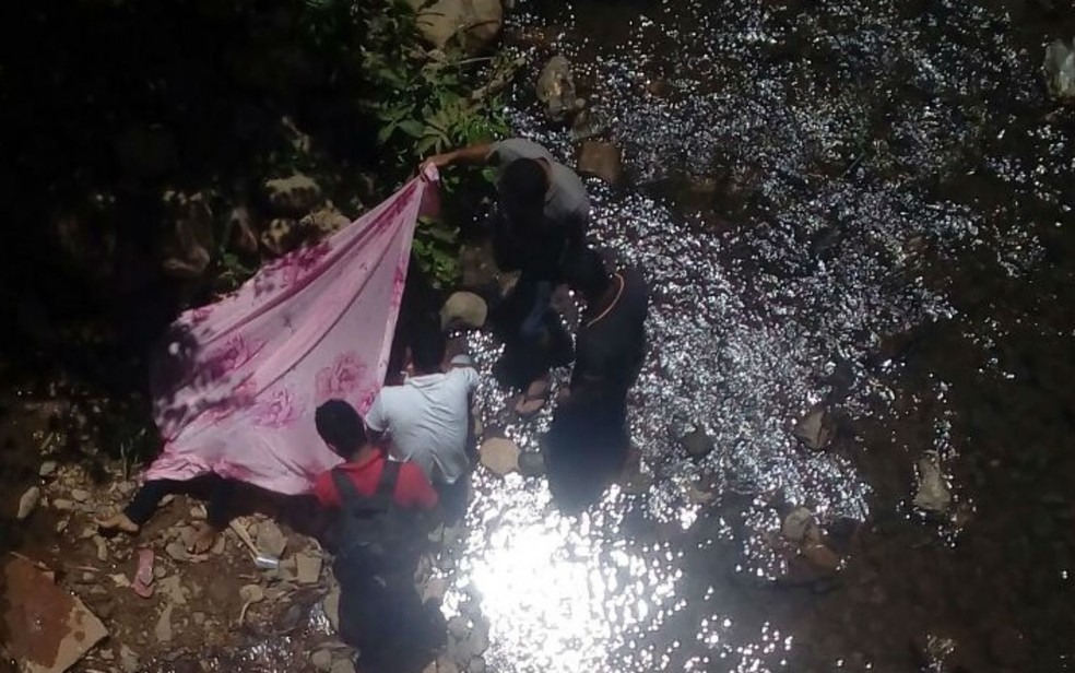 Mulher joga filha de ponte e pula em seguida (Foto: Ivonaldo Paiva/ Blog Braga)