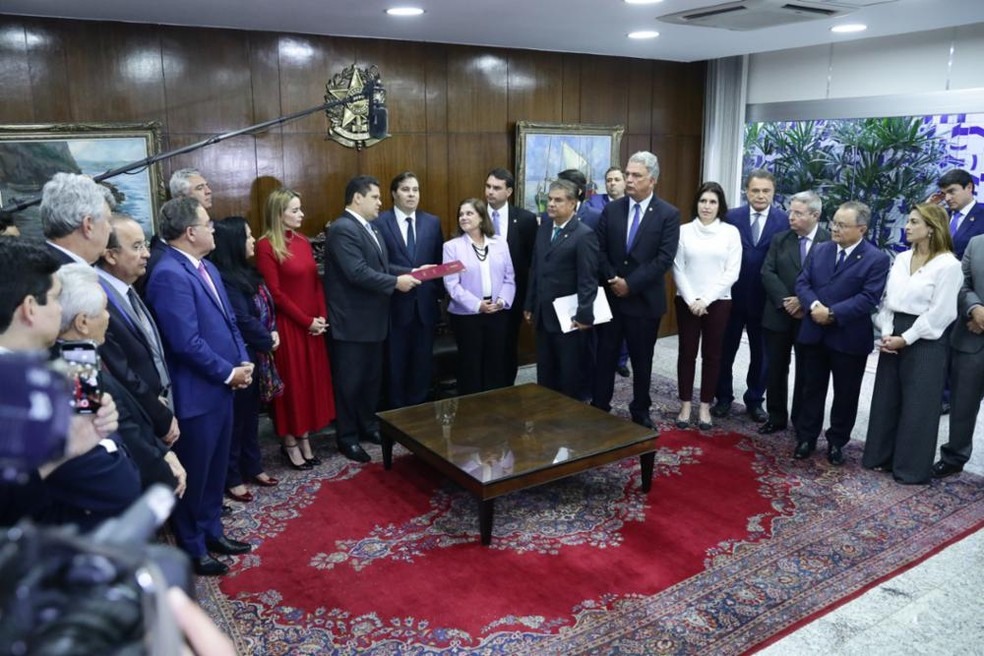 O presidente da CÃ¢mara, Rodrigo Maia (DEM-RJ), entregou a reforma da PrevidÃªncia para o presidente do Senado, Davi Alcolumbre (DEM-AP), em reuniÃ£o na PresidÃªncia do Senado â?? Foto: Michel Jesus/ CÃ¢mara dos Deputados