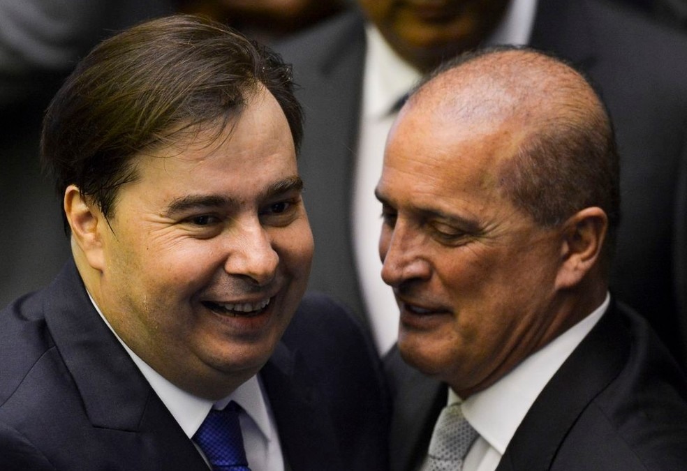 O presidente da CÃ¢mara, Rodrigo Maia (esq.), e o ministro da Casa Civil, Onyx Lorenzoni (dir.) â?? Foto: Marcelo Camargo/AgÃªncia Brasil