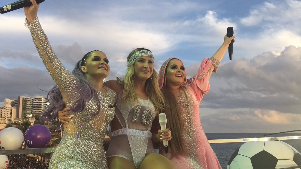 Maiara e Maraísa com Claudia Leitte em trio, no carnaval de Salvador (Foto: Maiana Belo/ G1)