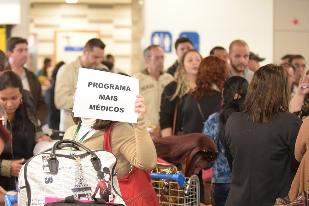 Recepção de médicos do Mais Médicos em aeroporto de MG (Foto: Marcus Ferreira/SES-MG)