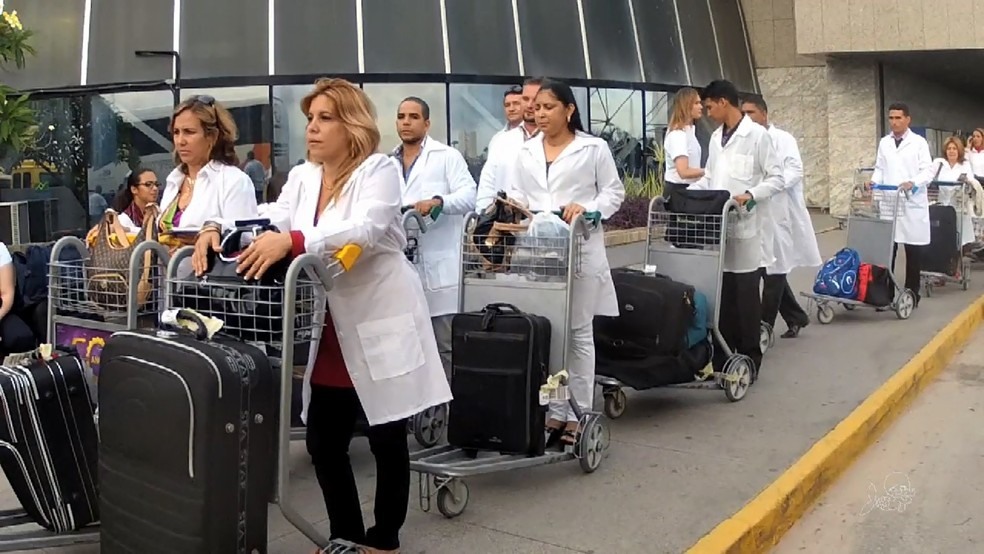 'Mais MÃ©dicos' chegam ao Brasil, em imagem de 2013 â?? Foto: TV Verdes Mares/ReproduÃ§Ã£o