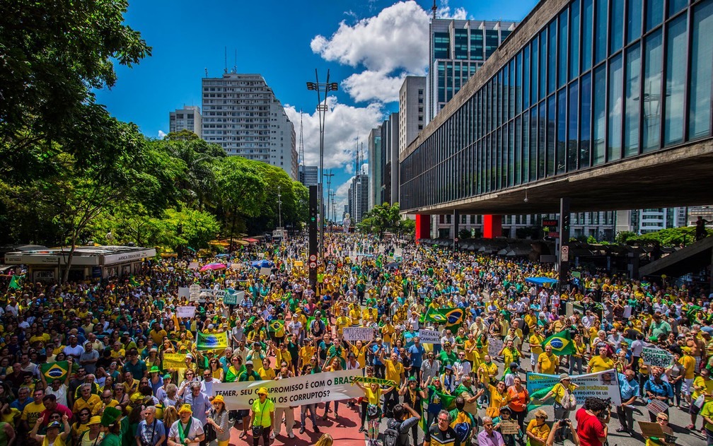 Manifestantes protestam na Avenida Paulista, em São Paulo, na tarde deste domingo (4), em apoio à operação Lava Jato e contra as mudanças no projeto de lei que trata das 10 medidas de combate à corrupção (Foto: Cris Faga/Fox Press Photo/Estadão Conteúdo)