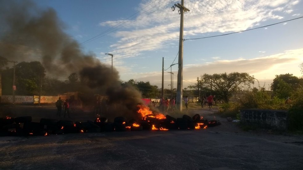 Manifestantes queimaram pneus e bloquearam um trecho do 4º Anel Viário, em Fortaleza (Foto: Dalwton Moura/Divulgação)