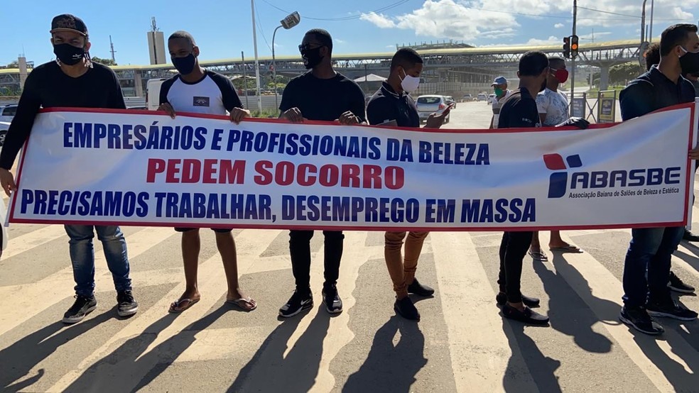 Barbeiros e profissionais da beleza fazem manifestação e deixa trecho da ACM, em Salvador, interditado; trânsito é lento. — Foto: Arquivo Pessoal 