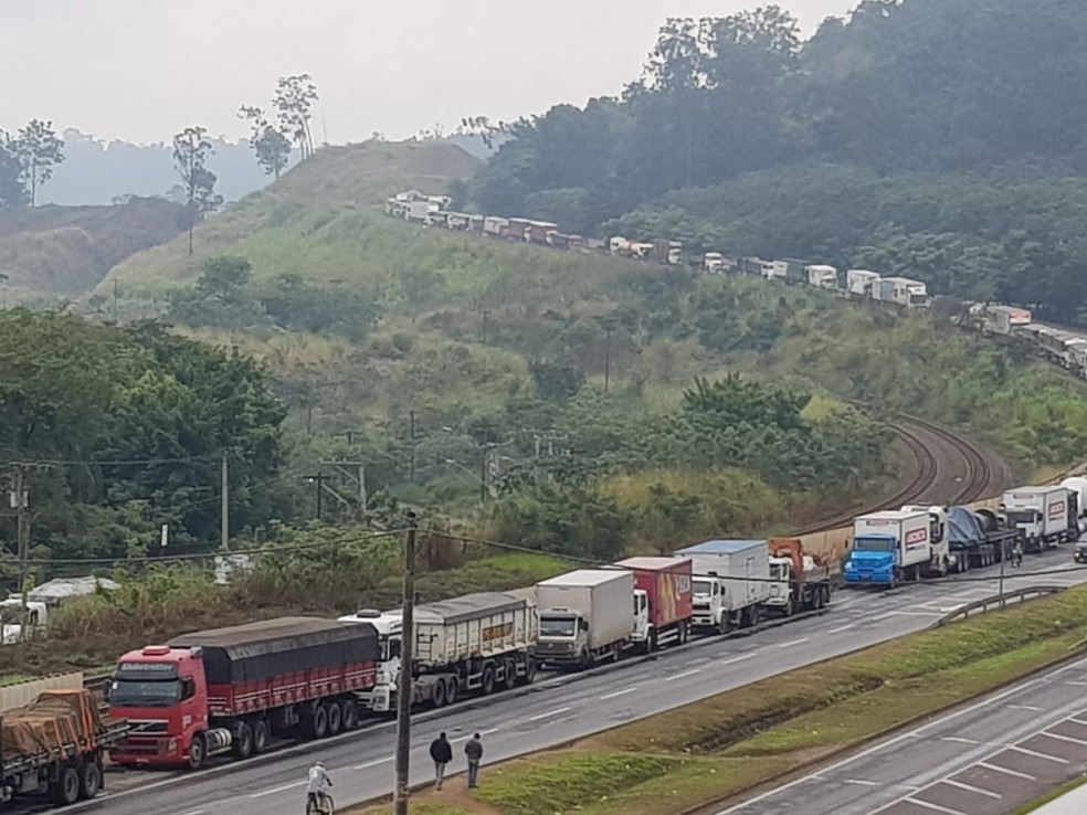 ManifestaÃ§Ã£o Ã s margens da BR-381 em Ipatinga se estende por oito quilÃ´metros (Foto: PatrÃ­cia Belo/G1)