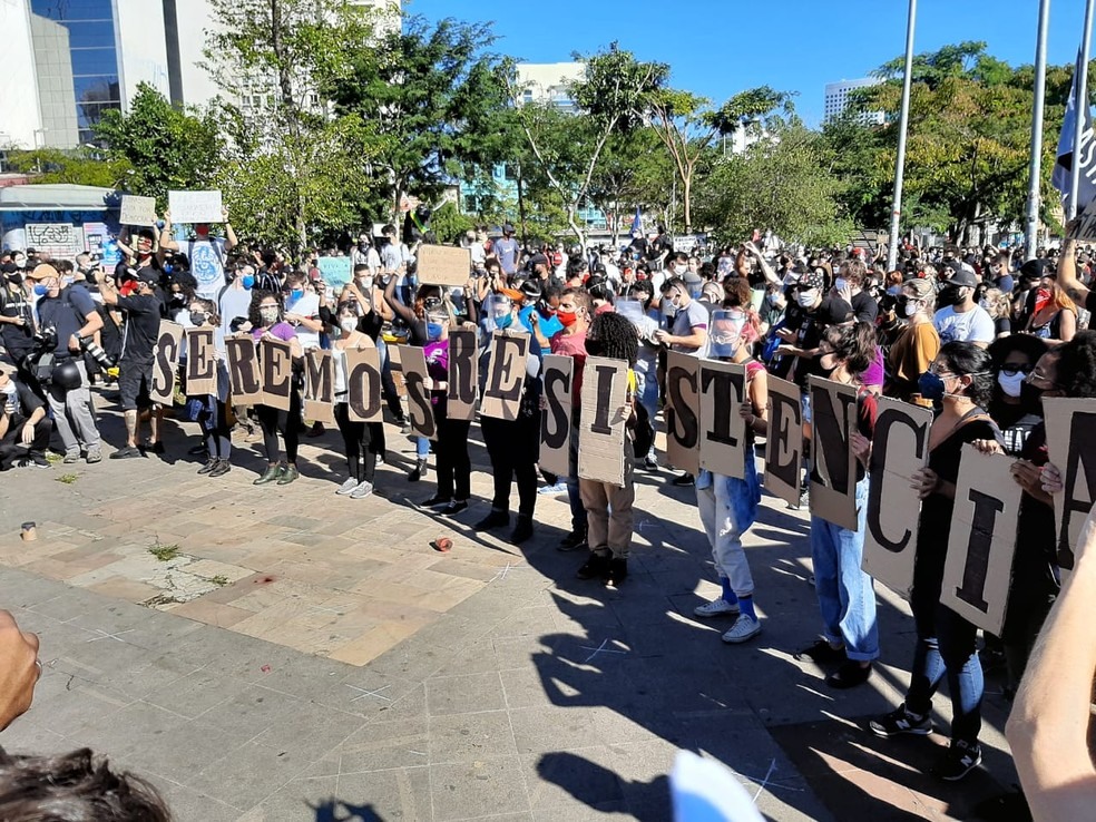 Manifestantes exibem placas no Largo da Batata, em Pinheiros, Zona Oeste de São Paulo.  — Foto: Guilherme Balza/GloboNews