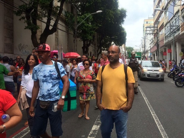 Manifestantes ocupam uma faixa da via no centro da cidade (Foto: Henrique Mendes/G1)