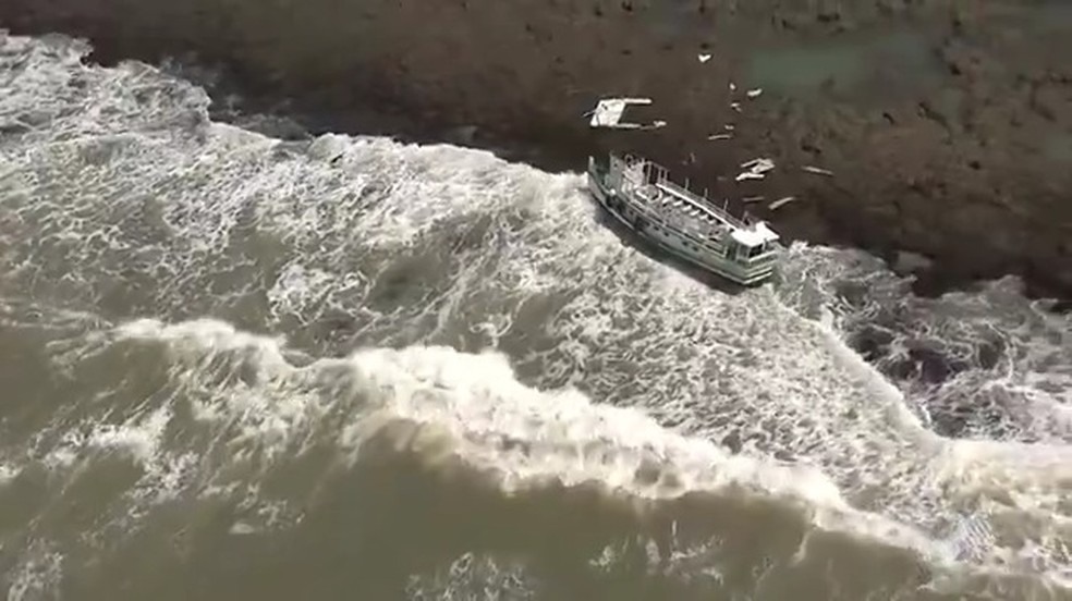 Acidente aconteceu por volta das 6h30, 10 minutos após embarcação deixar o terminal de Mar Grande (Foto: Reprodução/ TV Bahia)