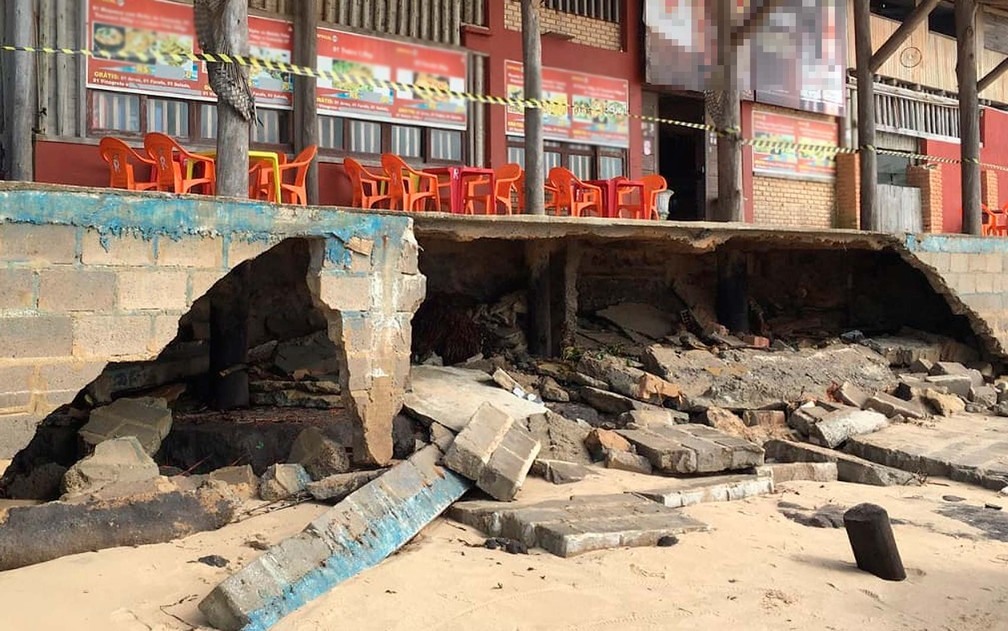 Ressaca da marÃ© atinge Prado e barracas sÃ£o parcialmente destruÃ­das  pelo mar no sul da Bahia (Foto: Site Prado NotÃ­cia)