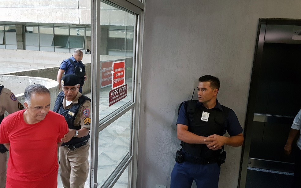 ValÃ©rio Ã© levado por policiais apÃ³s interrogatÃ³rio no FÃ³rum Lafayette, em BH, em abril de 2017 (Foto: Raquel Freitas/G1)