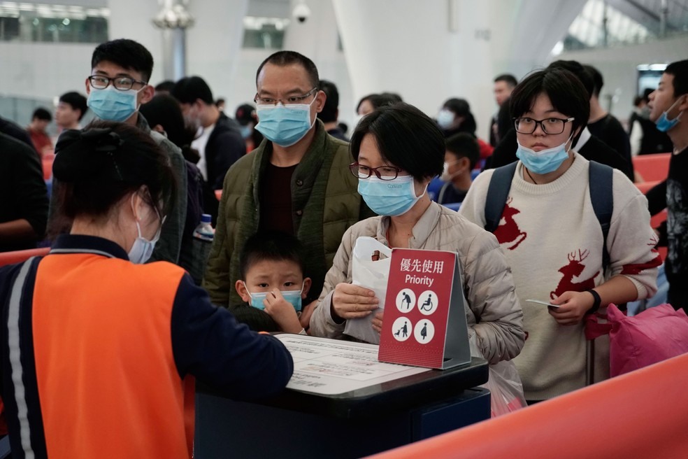 Passageiros usam máscaras para evitar a contaminação pelo coronavírus em estação ferroviária de alta velocidade, em Hong Kong, nesta quarta-feira (22)  — Foto: Kin Cheung/AP