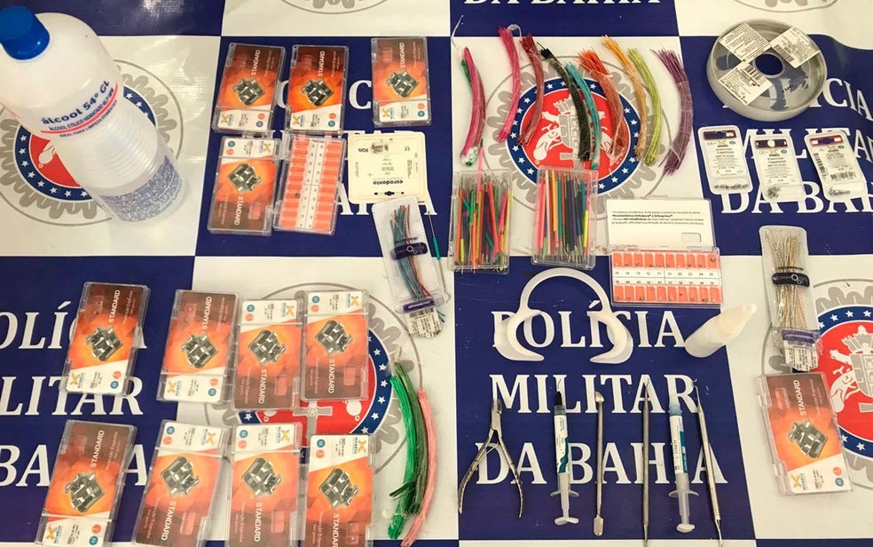 Na clínica onde falsa dentista foi presa, a polícia encontrou alicate, espátulas, arcos dentários e outros materiais usados em consultórios  (Foto: Divulgação/Polícia Militar)