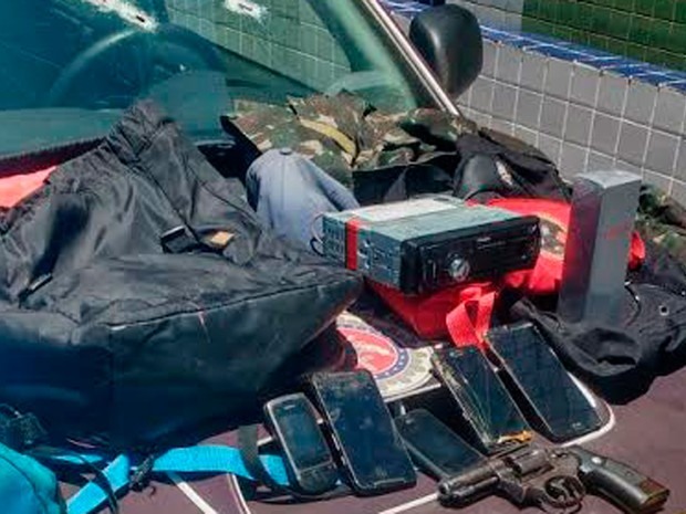 Polícia apreendeu celulares roubados das vítimas e uma arma (Foto: Divulgação/Polícia Militar)