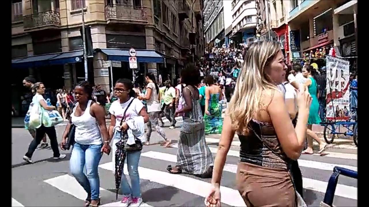 Resultado de imagem para fotos de pessoas andando no centro de sao paulo