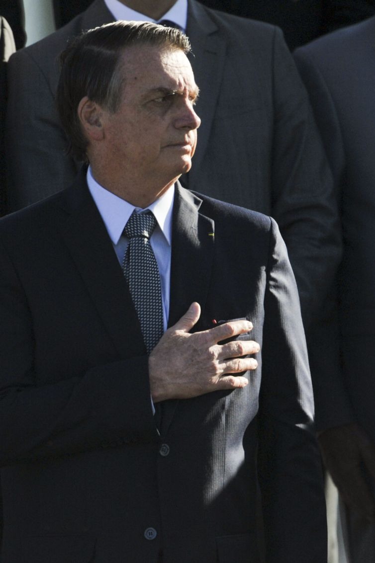 O Presidente da RepÃºblica, Jair Bolsonaro, a primeira dama, Michele Bolsonaro e ministros de Estado participam da cerimÃ´nia de hasteamento da Bandeira Nacional, na Ã¡rea externa do PalÃ¡cio da Alvorada.